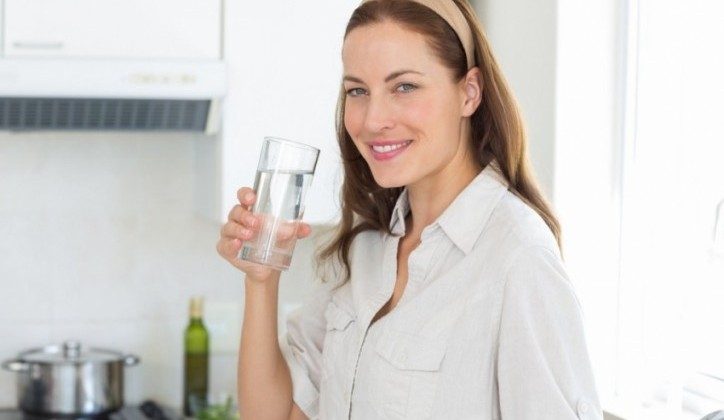 zena-pije-vodu-foto-thinkstock-1489749511-112157