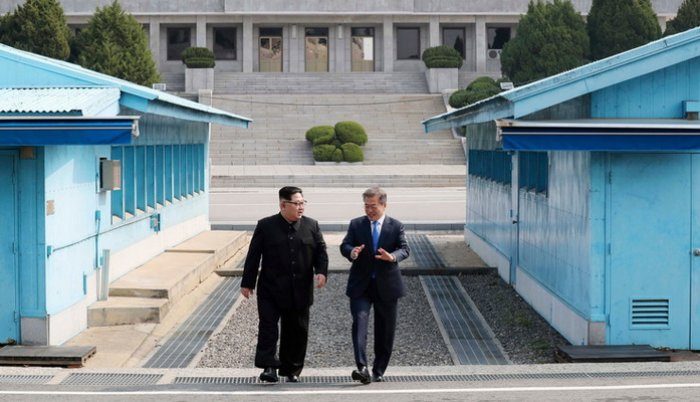 kim-jong-un-moon-700x402