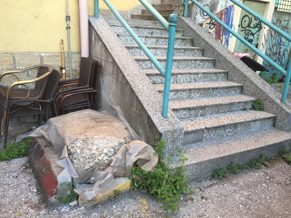stecak, iza muzeja