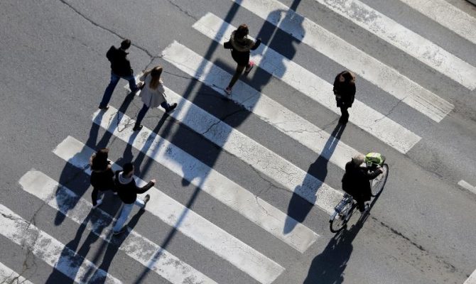 pjesaci na pjesackom prelazu