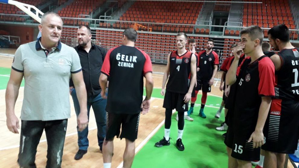 Košarkaši-Čelika-i-treneri-pred-meč-990x557