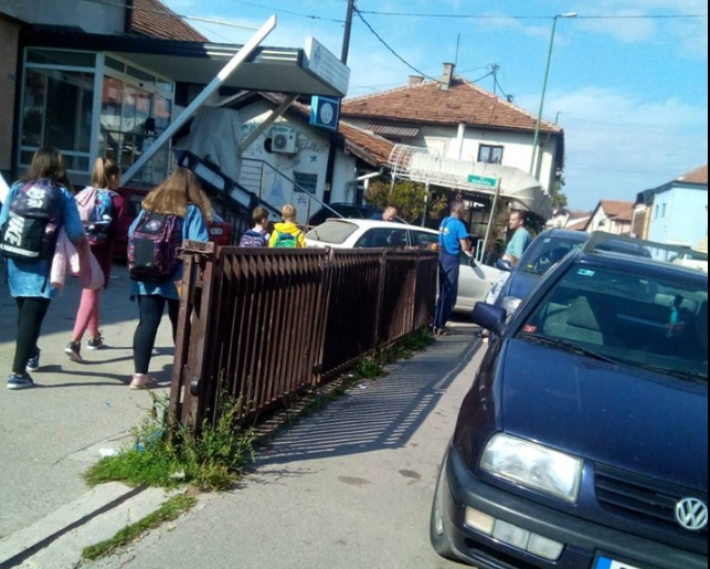 pjesaci_trotoar_automobili_visoko (1)