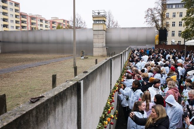 a407f5bc-5ba1-43f0-995a-a8cfe8777b5b-AP_APTOPIX_Germany_Berlin_Wall_Anniversary