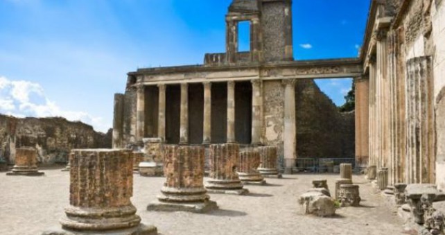 Pompeji: Zbog selfija turistkinji prijeti kazna od 3000 ...