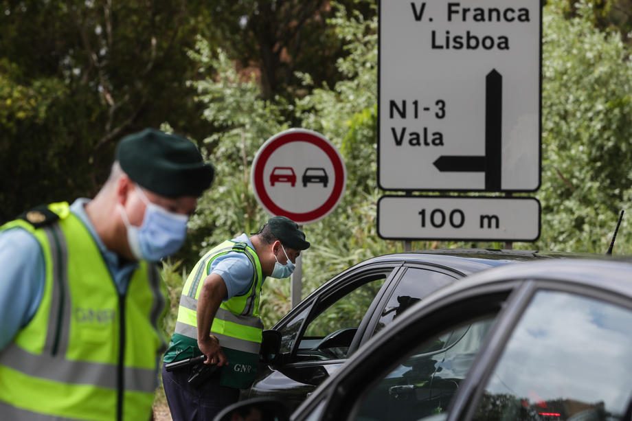 Police inpects traffic in and out of Lisbon metropiltan area